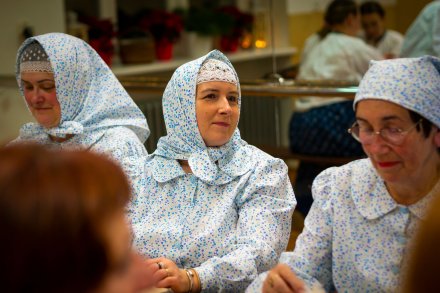 Uczestniczki warsztatów przy darciu pierza