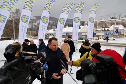 Marszałek Jakub Chełstowski w rozmowie z dziennikarzami/fot. Tomasz Żak UMWS