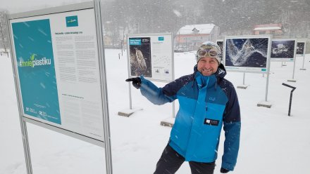 Dominik Dobrowolski przy wystawie ekologicznej