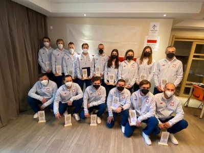 Pamiątkowe zdjęcie zawodniczek i zawodników z kadrą