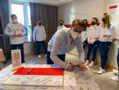 Paweł Wąsek składa pamiątkowy podpis