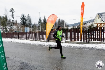Uczestnik biegu wokół Jeziora Czerniańskiego