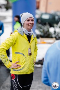 Uczestniczka biegu wokół Jeziora Czerniańskiego