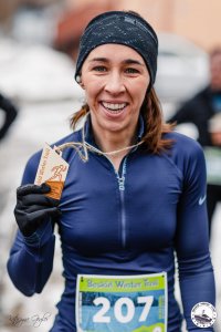 Uczestniczka biegu wokół Jeziora Czerniańskiego