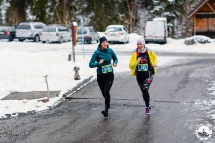 Zawodniczki na trasie biegu wokół Jeziora Czerniańskiego