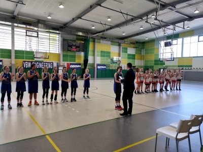 Zawodniczka odbierająca gratulacje