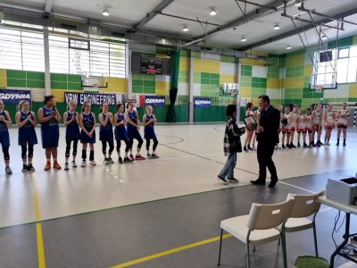 Zawodniczka odbierająca gratulacje