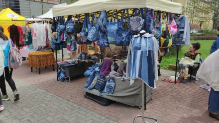 Stoiska podczas jarmarku "Artystyczna Majówka"