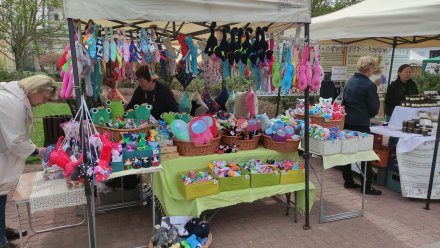 Stoiska podczas jarmarku "Artystyczna Majówka"