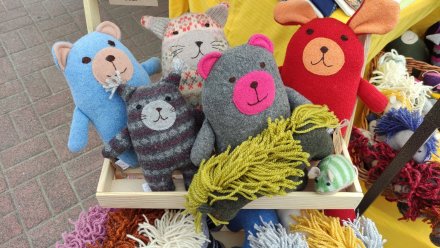 Stoiska podczas jarmarku "Artystyczna Majówka"