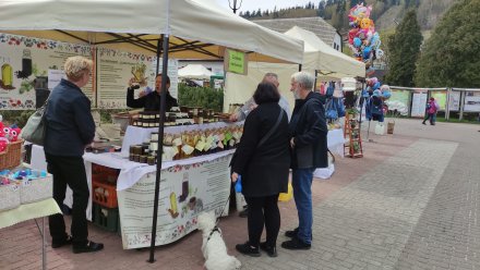 Stoiska podczas jarmarku "Artystyczna Majówka"