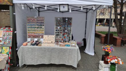 Stoiska podczas jarmarku "Artystyczna Majówka"