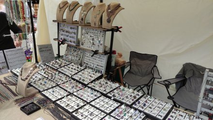 Stoiska podczas jarmarku "Artystyczna Majówka"