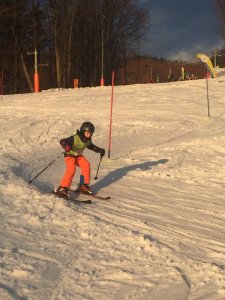 Zawodnik na trasie slalomu