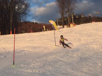 Zawodnik na trasie slalomu