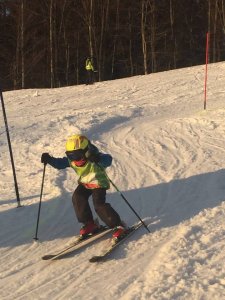 Zawodnik na trasie slalomu