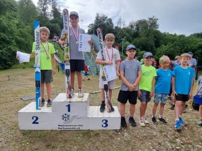 Zawodnicy WSS na podium