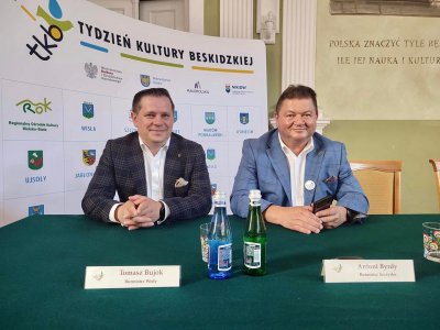 Burmistrz Wisły Tomasz Bujok z burmistrzem Szczyrku Antonim Byrdym