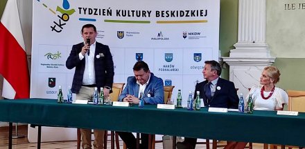 Burmistrz Tomasz Bujok podczas konferencji