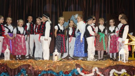 Występ dzieci w strojach regionalnych