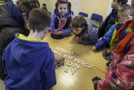 Dzieci rozwiązują zadania