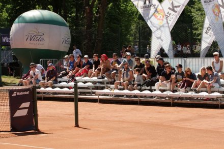 Kibice tenisa na korcie w centrum Wisły