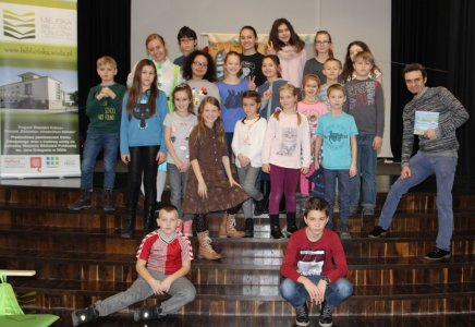 Dzieci na scenie biblioteki