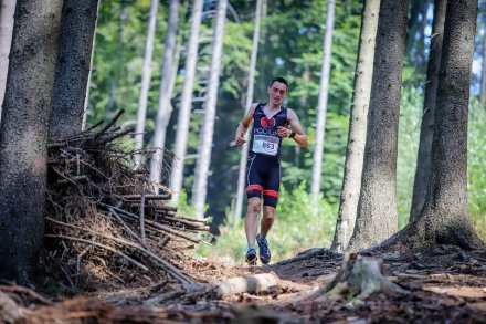 Zawodnicy na trasie biegu