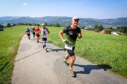 Zawodnicy na trasie biegu