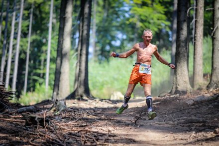 Zawodnicy na trasie biegu