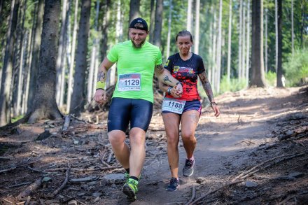 Zawodnicy na trasie biegu