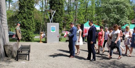 Złożenie kwiatów pod pomnikiem