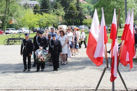 Delegacje oczekują na złożenie kwiatów