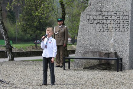 Śpiewa Tomasz Cieślar