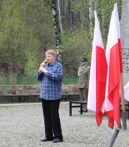 Śpiewa Krzysztof Cieślar