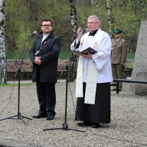 Ks. Łukasz Ostruszka (z lewej) i ks. Wiesław Firlej prowadzą modlitwę ekumeniczną