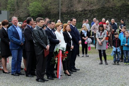 Delegacje w oczekiwaniu na złożenie kwiatów pod pomnikiem