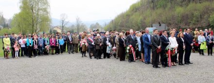 Uczestnicy uroczystości podczas modlitwy
