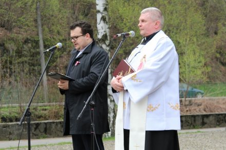 Księża prowadzą modlitwę ekumeniczną