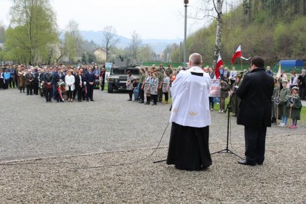 Księża prowadzą modlitwę ekumeniczną
