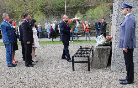 Delegacja Rady Miasta składa kwiaty