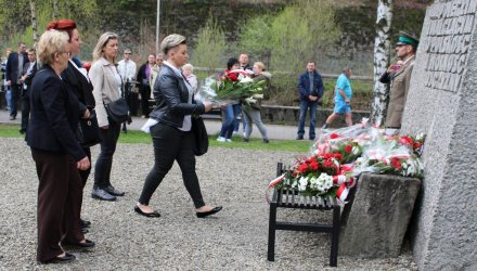 Delegacja Zarządów Osiedli w Wiśle składa kwiaty