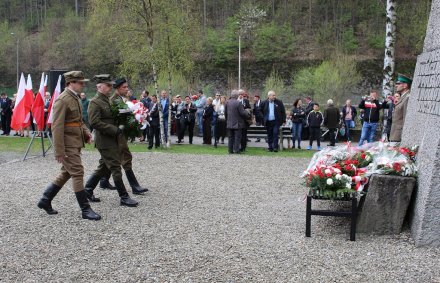 Delegacja Zarządu Głównego Związku Żołnierzy NSZ składa kwiaty pod pomnikiem