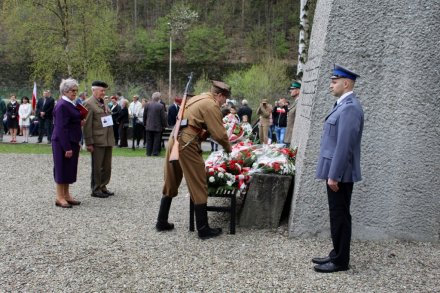 Delegacja Okręgu Podbeskidzie Związku Żołnierzy NSZ składa kwiaty pod pomnikiem