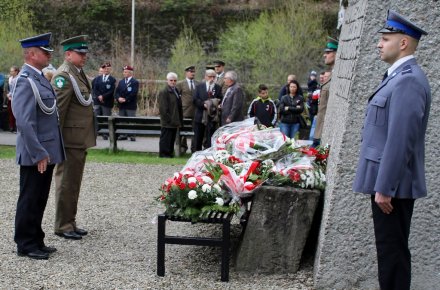 Delegacja Policji i Straży Granicznej pod pomnikiem