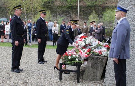 Delegacja Straży Miejskiej składa kwiaty pod pomnikiem