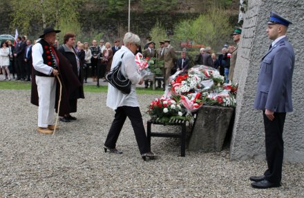 Delegacja wiślańskich twórców składa kwiaty pod pomnikiem