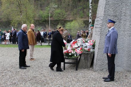 Delegacja TMW składa kwiaty