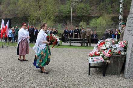 Reprezentacja Zespołu "Wisła" pod pomnikiem