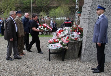 Delegacja Towarzystwa Patriotycznego Żywiecczyzny i Powiatu Żywieckiego składa kwiaty pod pomnikiem